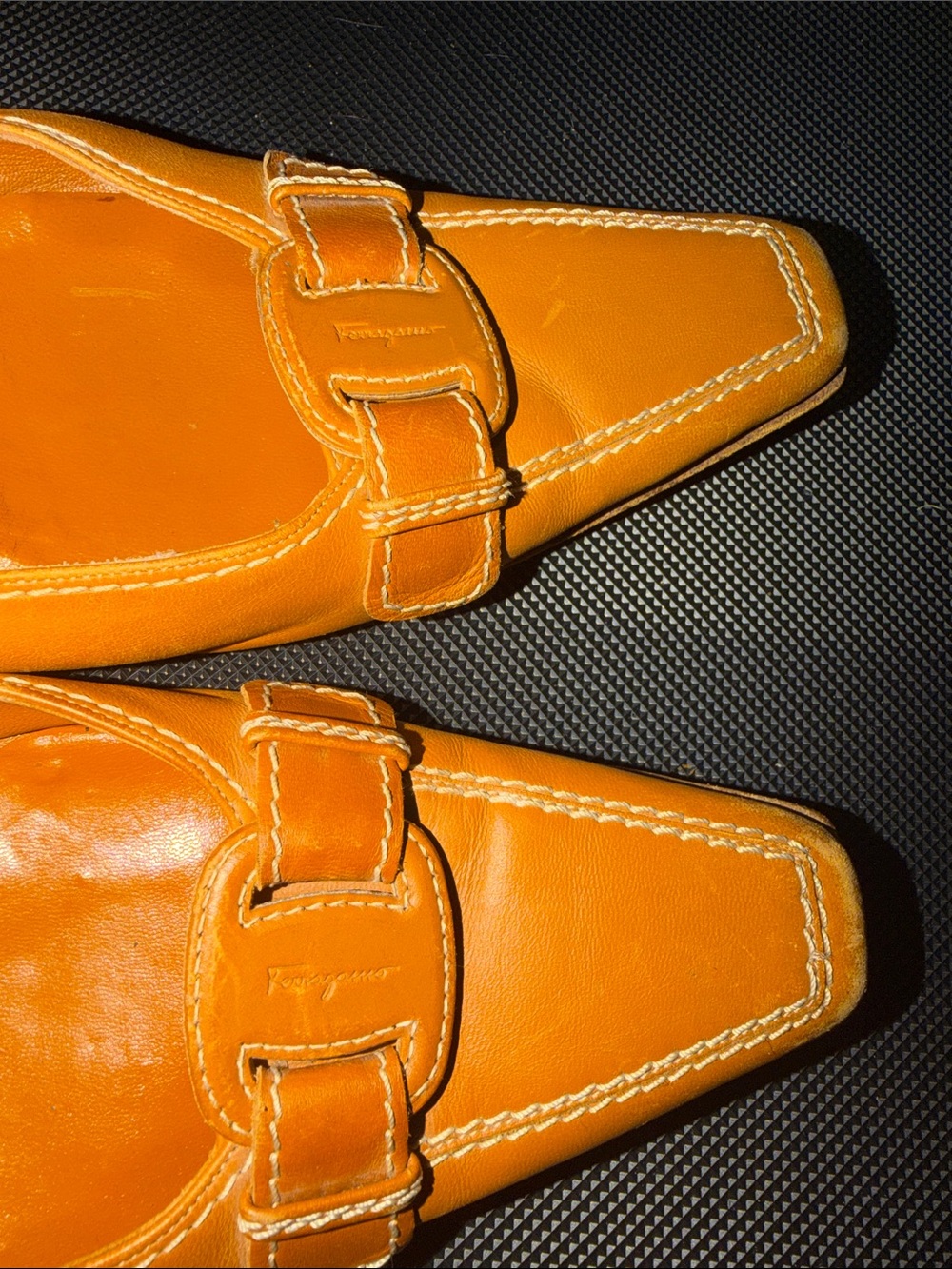 Authentic Vintage Salvatore Ferragamo Cognac Leather Slip-On kitten heels - Picture 9 of 12